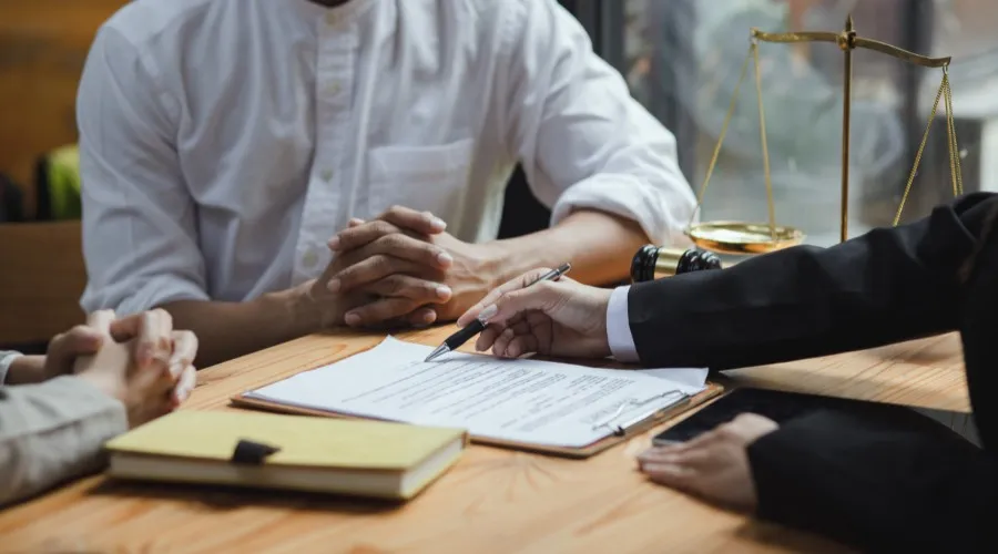 Tenant must renew or leave after lease ends