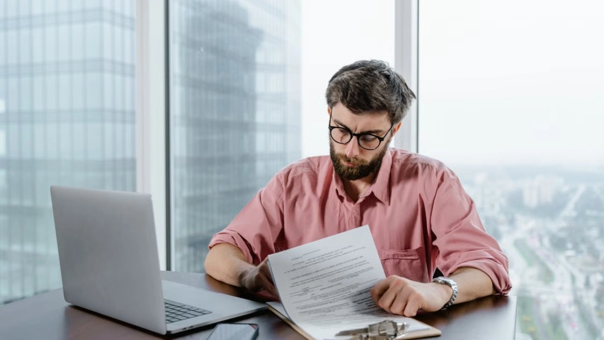 Tenant reviewing notice requirements for ending a month-to-month lease