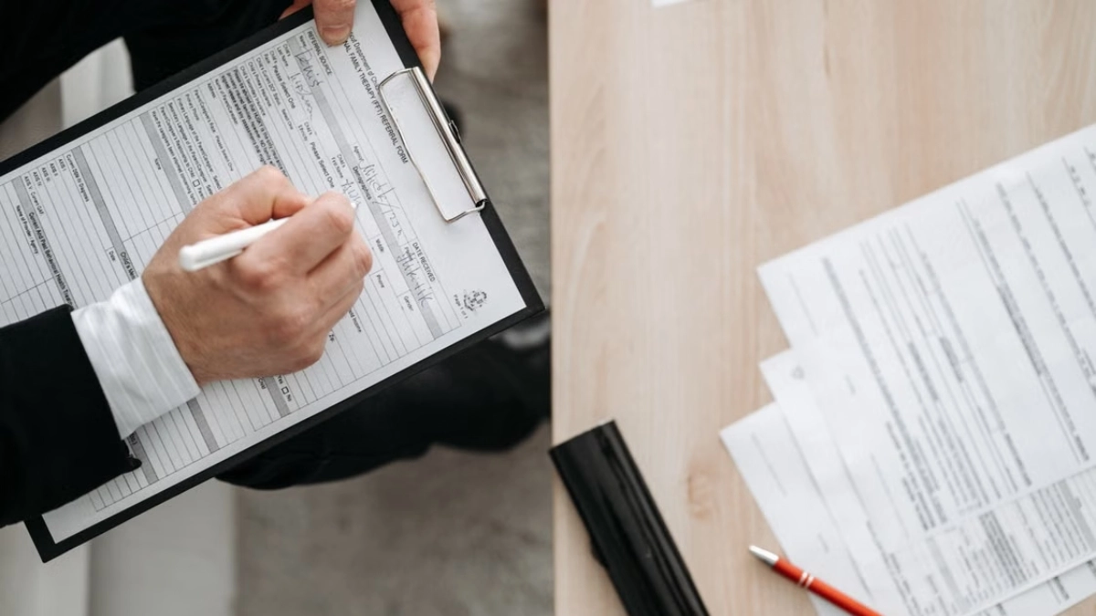 Required information in a clear lease violation notice